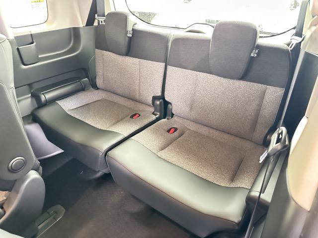 フリード ｅ：ＨＥＶエアー　ＥＸ　６人乗り　内装色／ブラック　ホンダセンシング　ＬＥＤヘッドライト　両側パワースライドドア　運転席＆助手席シートヒーター　リアクーラー　液晶メーター　本革巻ステアリング・セレクトレバー　登録済未使用車（8枚目）