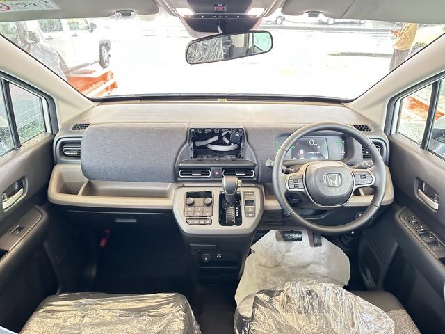 フリード ｅ：ＨＥＶエアー　ＥＸ　６人乗り　内装色／ブラック　ホンダセンシング　ＬＥＤヘッドライト　両側パワースライドドア　運転席＆助手席シートヒーター　リアクーラー　液晶メーター　本革巻ステアリング・セレクトレバー　登録済未使用車（9枚目）