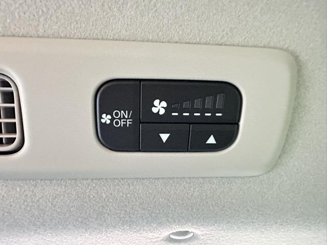 フリード ｅ：ＨＥＶエアー　ＥＸ　６人乗り　内装色／ブラック　ホンダセンシング　ＬＥＤヘッドライト　両側パワースライドドア　運転席＆助手席シートヒーター　リアクーラー　液晶メーター　本革巻ステアリング・セレクトレバー　登録済未使用車（11枚目）