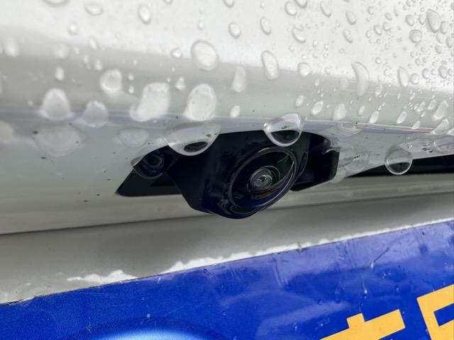 フリード ｅ：ＨＥＶエアー　ＥＸ　６人乗り　内装色／ブラック　ホンダセンシング　ＬＥＤヘッドライト　両側パワースライドドア　運転席＆助手席シートヒーター　リアクーラー　液晶メーター　本革巻ステアリング・セレクトレバー　登録済未使用車（13枚目）