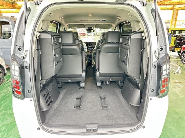 フリード ｅ：ＨＥＶエアー　ＥＸ　６人乗り　内装色／ブラック　ホンダセンシング　ＬＥＤヘッドライト　両側パワースライドドア　運転席＆助手席シートヒーター　リアクーラー　液晶メーター　本革巻ステアリング・セレクトレバー　登録済未使用車（15枚目）