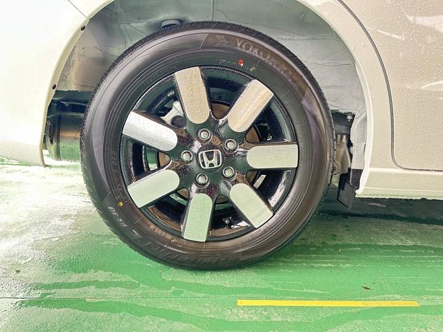 フリード ｅ：ＨＥＶエアー　ＥＸ　６人乗り　内装色／ブラック　ホンダセンシング　ＬＥＤヘッドライト　両側パワースライドドア　運転席＆助手席シートヒーター　リアクーラー　液晶メーター　本革巻ステアリング・セレクトレバー　登録済未使用車（17枚目）