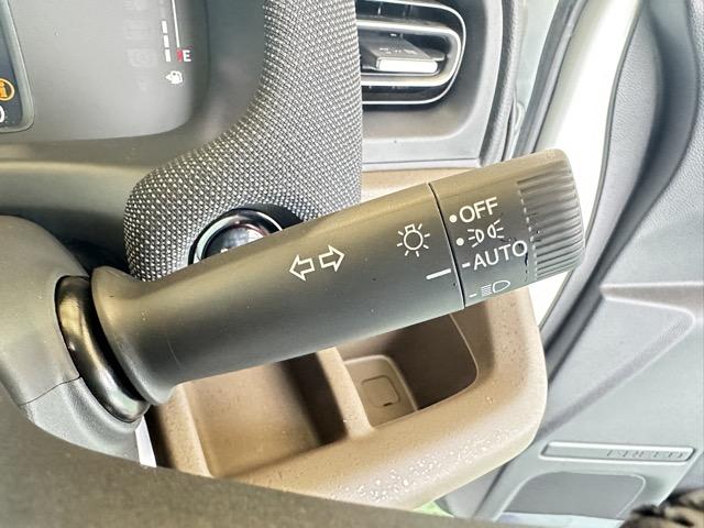 フリード ｅ：ＨＥＶエアー　ＥＸ　６人乗り　内装色／ブラック　ホンダセンシング　ＬＥＤヘッドライト　両側パワースライドドア　運転席＆助手席シートヒーター　リアクーラー　液晶メーター　本革巻ステアリング・セレクトレバー　登録済未使用車（21枚目）