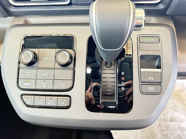 フリード ｅ：ＨＥＶエアー　ＥＸ　６人乗り　内装色／ブラック　ホンダセンシング　ＬＥＤヘッドライト　両側パワースライドドア　運転席＆助手席シートヒーター　リアクーラー　液晶メーター　本革巻ステアリング・セレクトレバー　登録済未使用車（24枚目）