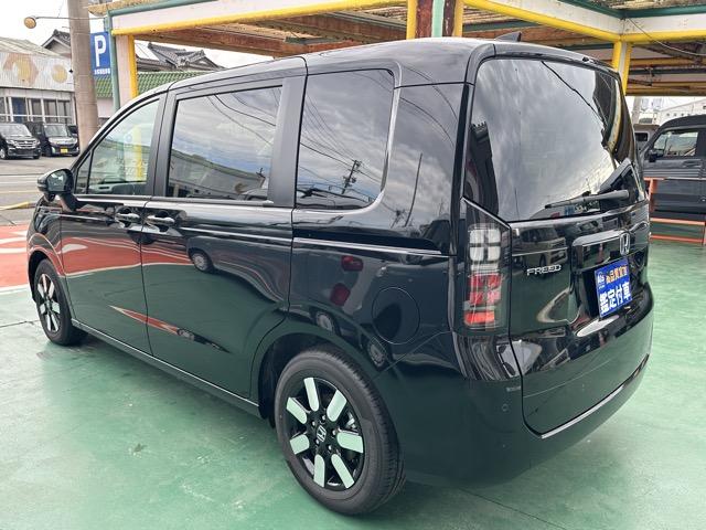 フリード ｅ：ＨＥＶエアー　ＥＸ　６人乗り　内装色／ブラック　ホンダセンシング　ＬＥＤヘッドライト　両側パワースライドドア　運転席＆助手席シートヒーター　リアクーラー　液晶メーター　本革巻ステアリング・セレクトレバー　登録済未使用車（5枚目）