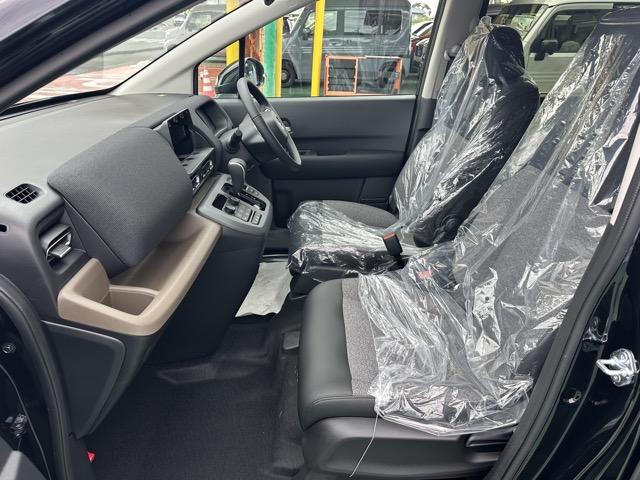 フリード ｅ：ＨＥＶエアー　ＥＸ　６人乗り　内装色／ブラック　ホンダセンシング　ＬＥＤヘッドライト　両側パワースライドドア　運転席＆助手席シートヒーター　リアクーラー　液晶メーター　本革巻ステアリング・セレクトレバー　登録済未使用車（6枚目）