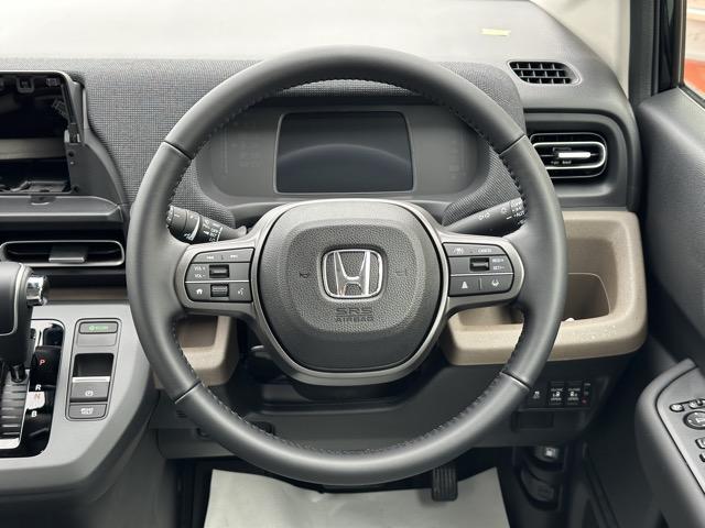 フリード ｅ：ＨＥＶエアー　ＥＸ　６人乗り　内装色／ブラック　ホンダセンシング　ＬＥＤヘッドライト　両側パワースライドドア　運転席＆助手席シートヒーター　リアクーラー　液晶メーター　本革巻ステアリング・セレクトレバー　登録済未使用車（10枚目）