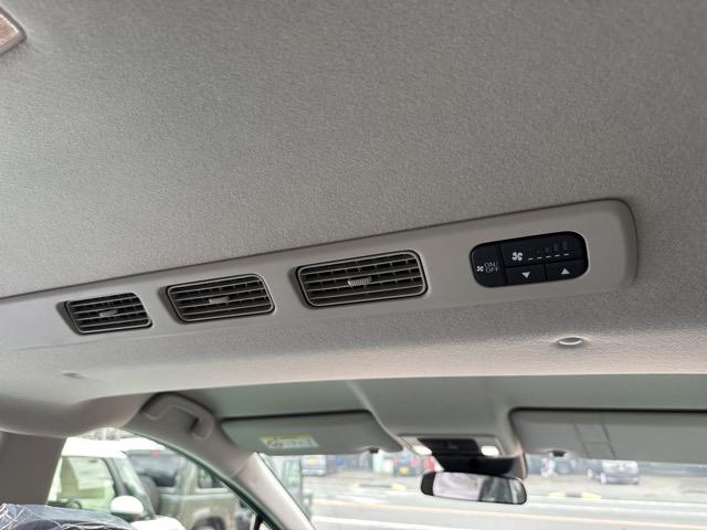 フリード ｅ：ＨＥＶエアー　ＥＸ　６人乗り　内装色／ブラック　ホンダセンシング　ＬＥＤヘッドライト　両側パワースライドドア　運転席＆助手席シートヒーター　リアクーラー　液晶メーター　本革巻ステアリング・セレクトレバー　登録済未使用車（12枚目）