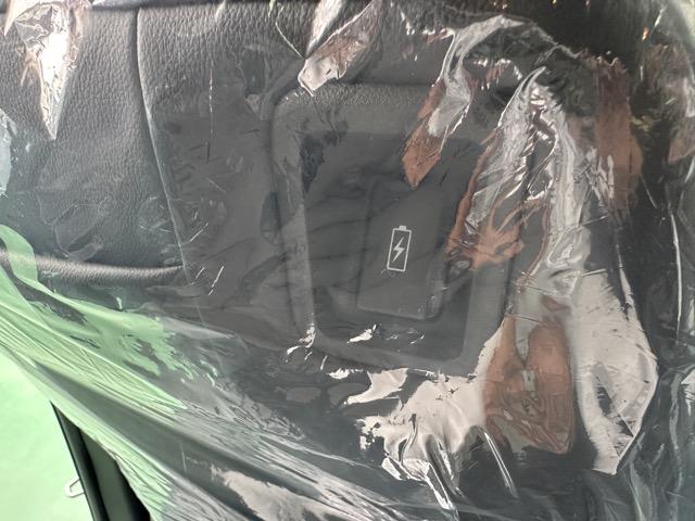 フリード ｅ：ＨＥＶエアー　ＥＸ　６人乗り　内装色／ブラック　ホンダセンシング　ＬＥＤヘッドライト　両側パワースライドドア　運転席＆助手席シートヒーター　リアクーラー　液晶メーター　本革巻ステアリング・セレクトレバー　登録済未使用車（13枚目）