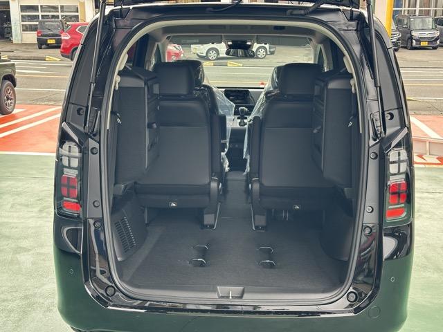 フリード ｅ：ＨＥＶエアー　ＥＸ　６人乗り　内装色／ブラック　ホンダセンシング　ＬＥＤヘッドライト　両側パワースライドドア　運転席＆助手席シートヒーター　リアクーラー　液晶メーター　本革巻ステアリング・セレクトレバー　登録済未使用車（16枚目）