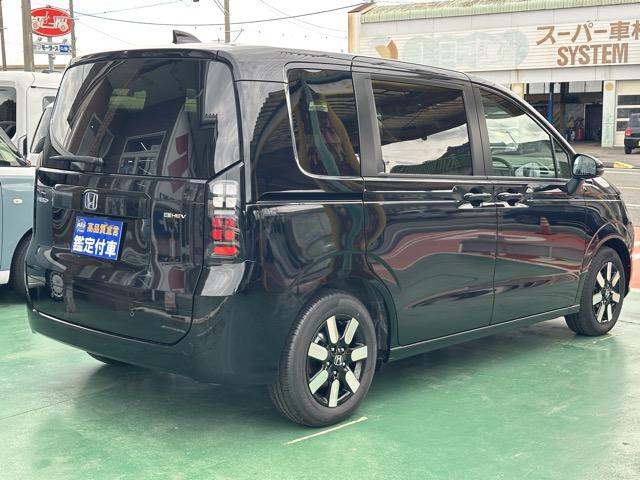 フリード ｅ：ＨＥＶエアー　ＥＸ　６人乗り　内装色／ブラック　ホンダセンシング　ＬＥＤヘッドライト　両側パワースライドドア　運転席＆助手席シートヒーター　リアクーラー　液晶メーター　本革巻ステアリング・セレクトレバー　登録済未使用車（17枚目）