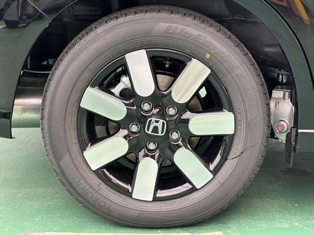 フリード ｅ：ＨＥＶエアー　ＥＸ　６人乗り　内装色／ブラック　ホンダセンシング　ＬＥＤヘッドライト　両側パワースライドドア　運転席＆助手席シートヒーター　リアクーラー　液晶メーター　本革巻ステアリング・セレクトレバー　登録済未使用車（18枚目）