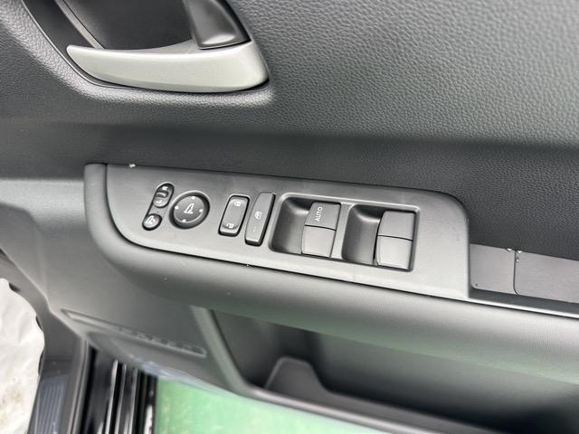 フリード ｅ：ＨＥＶエアー　ＥＸ　６人乗り　内装色／ブラック　ホンダセンシング　ＬＥＤヘッドライト　両側パワースライドドア　運転席＆助手席シートヒーター　リアクーラー　液晶メーター　本革巻ステアリング・セレクトレバー　登録済未使用車（19枚目）