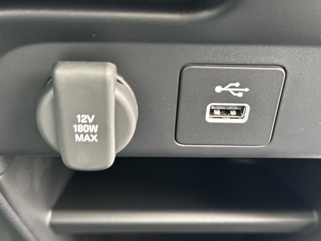 フリード ｅ：ＨＥＶエアー　ＥＸ　６人乗り　内装色／ブラック　ホンダセンシング　ＬＥＤヘッドライト　両側パワースライドドア　運転席＆助手席シートヒーター　リアクーラー　液晶メーター　本革巻ステアリング・セレクトレバー　登録済未使用車（21枚目）