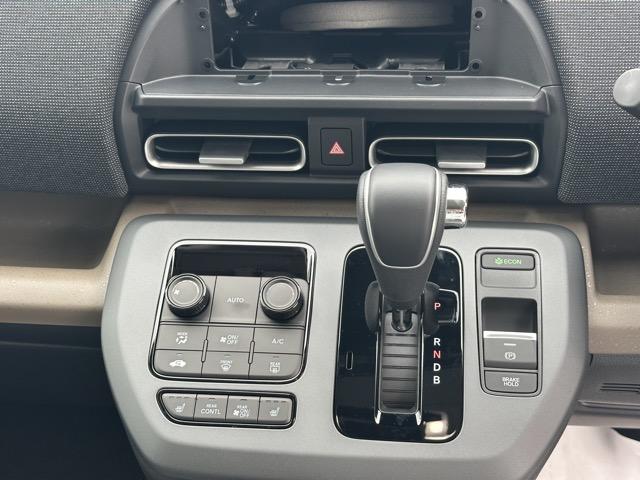 フリード ｅ：ＨＥＶエアー　ＥＸ　６人乗り　内装色／ブラック　ホンダセンシング　ＬＥＤヘッドライト　両側パワースライドドア　運転席＆助手席シートヒーター　リアクーラー　液晶メーター　本革巻ステアリング・セレクトレバー　登録済未使用車（22枚目）