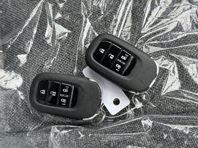 フリード ｅ：ＨＥＶエアー　ＥＸ　６人乗り　内装色／ブラック　ホンダセンシング　ＬＥＤヘッドライト　両側パワースライドドア　運転席＆助手席シートヒーター　リアクーラー　液晶メーター　本革巻ステアリング・セレクトレバー　登録済未使用車（25枚目）