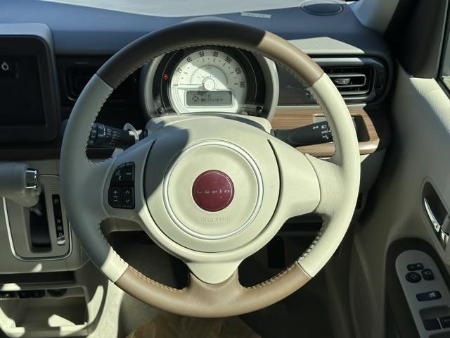 アルトラパンＬＣ Ｘ　全方位カメラ　スマートキー　ＬＥＤヘッドライト　フルオートエアコン　シートヒーター　ＵＳＢ充電ソケット　革巻きハンドル　ステアリングスイッチ　衝突被害軽減ブレーキ　クリアランスソナー　届出済未使用車（9枚目）