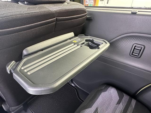 タント ファンクロス スマートキー LEDヘッドライト 両側パワースライドドア フルオートエアコン シートヒーター USB充電ソケット ロールサンシェード シートバックテーブル バックカメラ フォグランプ 届出済未使用車(11枚目)