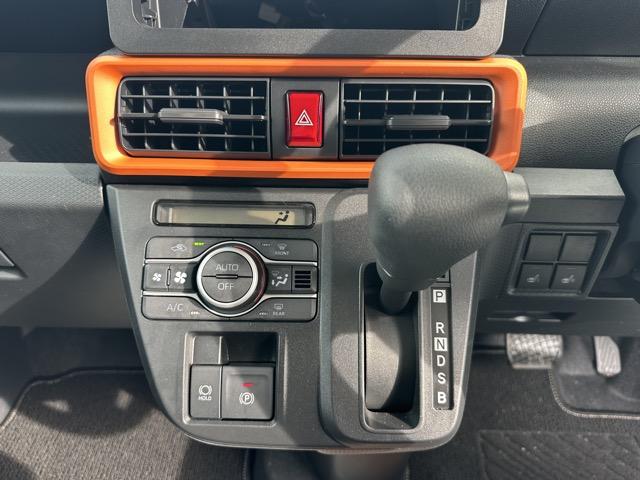 タント ファンクロス スマートキー LEDヘッドライト 両側パワースライドドア フルオートエアコン シートヒーター USB充電ソケット ロールサンシェード シートバックテーブル バックカメラ フォグランプ 届出済未使用車(21枚目)