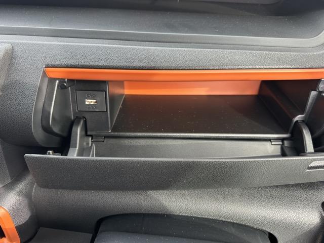 タント ファンクロス スマートキー LEDヘッドライト 両側パワースライドドア フルオートエアコン シートヒーター USB充電ソケット ロールサンシェード シートバックテーブル バックカメラ フォグランプ 届出済未使用車(23枚目)