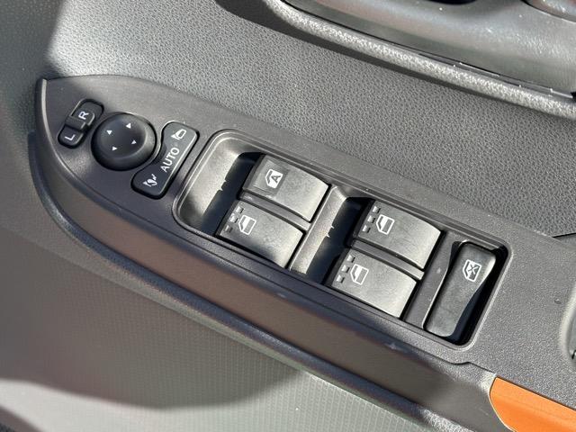 タント ファンクロス 9インチディスプレイオーディオ バックカメラ スマートキー LEDヘッドライト 両側パワースライドドア フルオートエアコン シートヒーター ロールサンシェード シートバックテーブル ディーラー試乗車(18枚目)