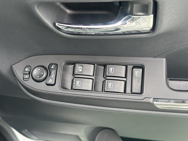 タント カスタムRS スマートキー LEDヘッドライト 両側パワースライドドア フルオートエアコン シートヒーター ロールサンシェード シートバックテーブル 革巻きハンドル USB充電ソケット フォグランプ 届出済未使用車(17枚目)