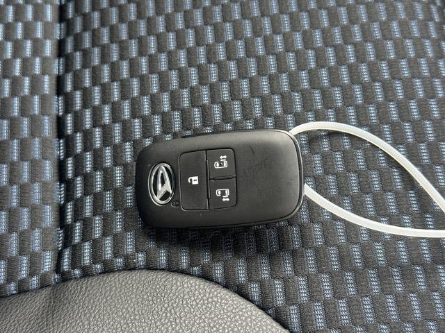 タント カスタムRS スマートキー LEDヘッドライト 両側パワースライドドア フルオートエアコン シートヒーター ロールサンシェード シートバックテーブル 革巻きハンドル USB充電ソケット フォグランプ 届出済未使用車(24枚目)