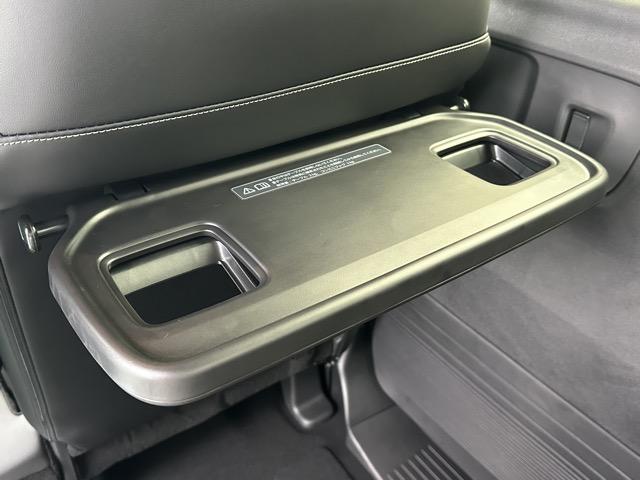 N-BOXカスタム コーディネートスタイル ホンダセンシング LEDヘッド&フォグランプ 両側パワースライドドア 電子制御パーキングブレーキ オートブレーキホールド機能 運転席・助手席シートヒーター シートバックテーブル ロールサンシェード(10枚目)