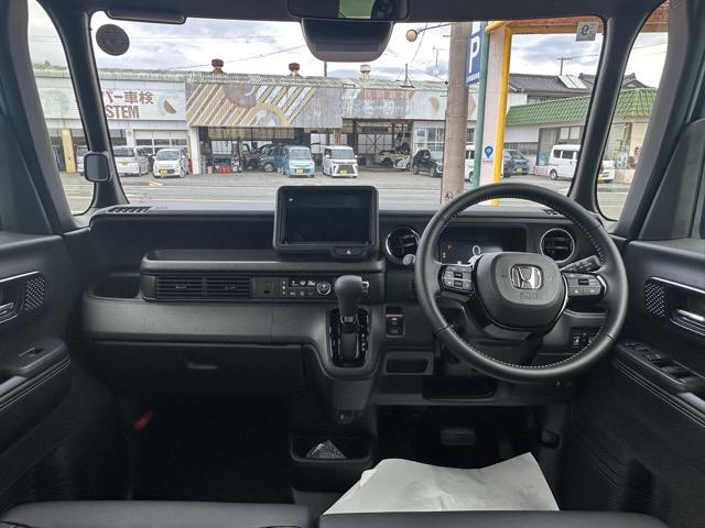 N-BOXカスタム コーディネートスタイル ホンダセンシング LEDヘッド&フォグランプ 両側パワースライドドア 電子制御パーキングブレーキ オートブレーキホールド機能 運転席・助手席シートヒーター シートバックテーブル ロールサンシェード(8枚目)