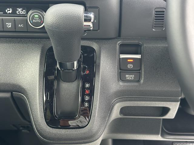 N-BOXカスタム コーディネートスタイル ホンダセンシング LEDヘッド&フォグランプ 両側パワースライドドア 電子制御パーキングブレーキ オートブレーキホールド機能 運転席・助手席シートヒーター シートバックテーブル ロールサンシェード(20枚目)