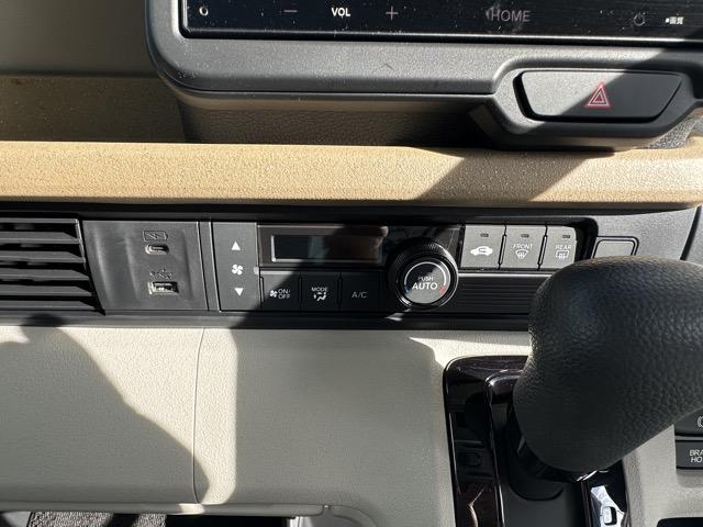 N-BOX ファッションスタイル 純正ディスプレイオーディオ・バックモニター付 ホンダセンシング LEDヘッドランプ パワースライドドア 電子制御パーキングブレーキ オートブレーキホールド機能 ロールサンシェード スマートキー(20枚目)