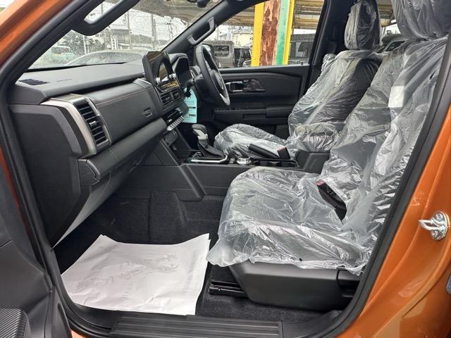 トライトン GSR e-Assist スマートフォン連携ナビゲーション LEDヘッドライト ルーフレール 液晶メーター 本革巻ステアリング シート&ステアリングヒーター パワーシート サーキュレーター 登録済未使用車(6枚目)