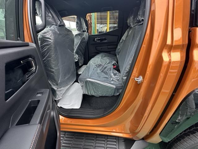 トライトン GSR e-Assist スマートフォン連携ナビゲーション LEDヘッドライト ルーフレール 液晶メーター 本革巻ステアリング シート&ステアリングヒーター パワーシート サーキュレーター 登録済未使用車(7枚目)