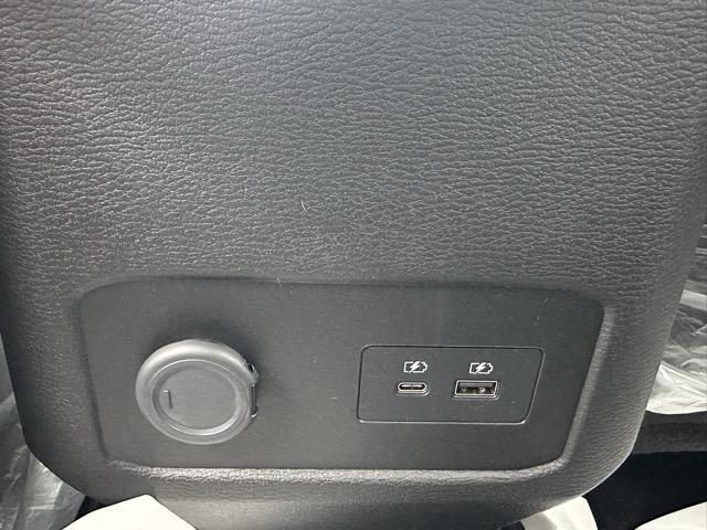 トライトン GSR e-Assist スマートフォン連携ナビゲーション LEDヘッドライト ルーフレール 液晶メーター 本革巻ステアリング シート&ステアリングヒーター パワーシート サーキュレーター 登録済未使用車(10枚目)