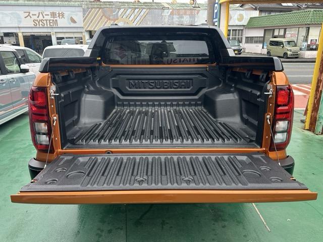 トライトン GSR e-Assist スマートフォン連携ナビゲーション LEDヘッドライト ルーフレール 液晶メーター 本革巻ステアリング シート&ステアリングヒーター パワーシート サーキュレーター 登録済未使用車(14枚目)