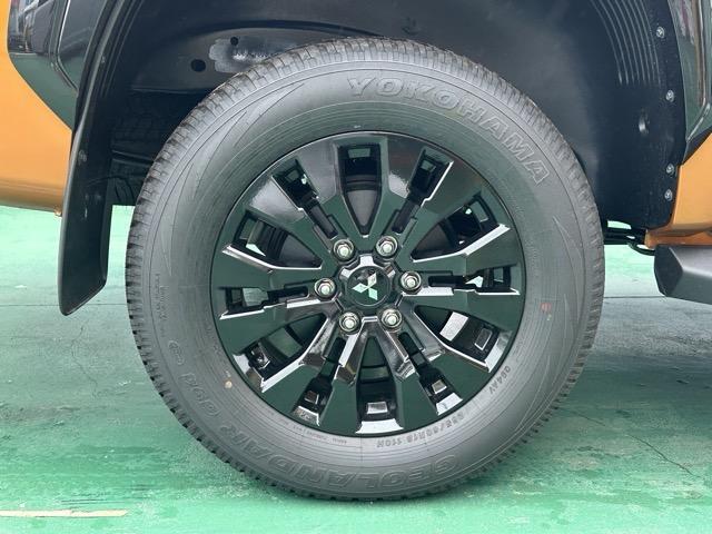 トライトン GSR e-Assist スマートフォン連携ナビゲーション LEDヘッドライト ルーフレール 液晶メーター 本革巻ステアリング シート&ステアリングヒーター パワーシート サーキュレーター 登録済未使用車(16枚目)