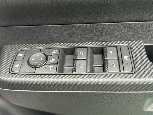 トライトン GSR e-Assist スマートフォン連携ナビゲーション LEDヘッドライト ルーフレール 液晶メーター 本革巻ステアリング シート&ステアリングヒーター パワーシート サーキュレーター 登録済未使用車(17枚目)