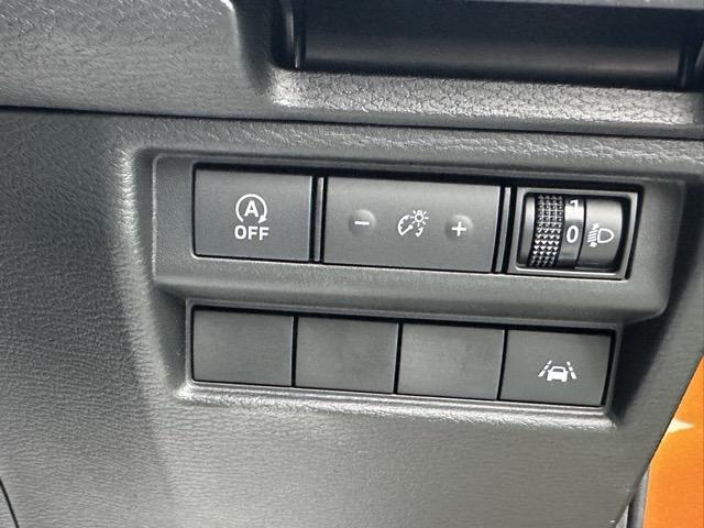 トライトン GSR e-Assist スマートフォン連携ナビゲーション LEDヘッドライト ルーフレール 液晶メーター 本革巻ステアリング シート&ステアリングヒーター パワーシート サーキュレーター 登録済未使用車(18枚目)