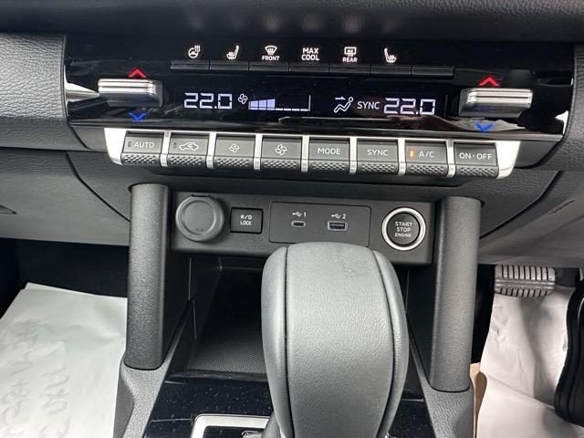 トライトン GSR e-Assist スマートフォン連携ナビゲーション LEDヘッドライト ルーフレール 液晶メーター 本革巻ステアリング シート&ステアリングヒーター パワーシート サーキュレーター 登録済未使用車(20枚目)