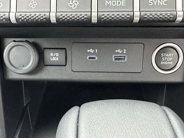 トライトン GSR e-Assist スマートフォン連携ナビゲーション LEDヘッドライト ルーフレール 液晶メーター 本革巻ステアリング シート&ステアリングヒーター パワーシート サーキュレーター 登録済未使用車(21枚目)