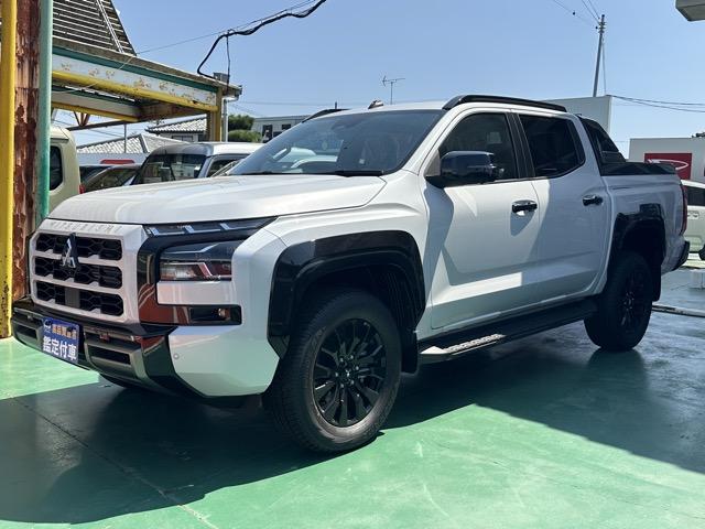 トライトン GSR e-Assist スマートフォン連携ナビゲーション LEDヘッドライト ルーフレール 液晶メーター 本革巻ステアリング シート&ステアリングヒーター パワーシート サーキュレーター 登録済未使用車(4枚目)