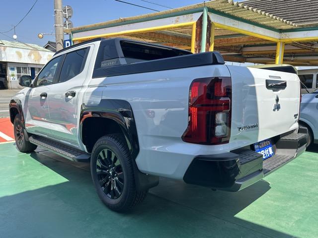 トライトン GSR e-Assist スマートフォン連携ナビゲーション LEDヘッドライト ルーフレール 液晶メーター 本革巻ステアリング シート&ステアリングヒーター パワーシート サーキュレーター 登録済未使用車(5枚目)