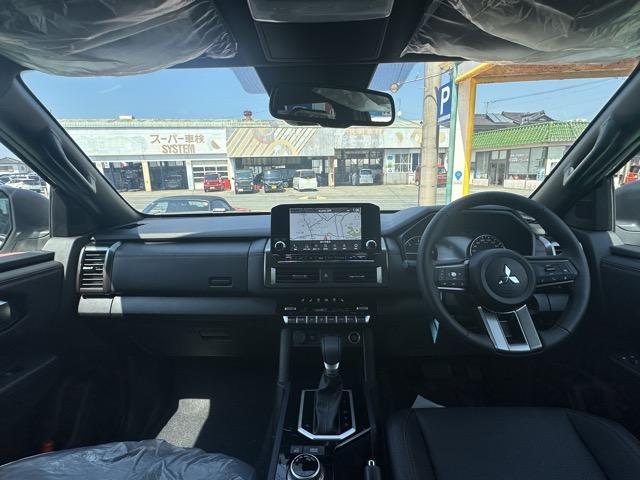 トライトン GSR e-Assist スマートフォン連携ナビゲーション LEDヘッドライト ルーフレール 液晶メーター 本革巻ステアリング シート&ステアリングヒーター パワーシート サーキュレーター 登録済未使用車(8枚目)