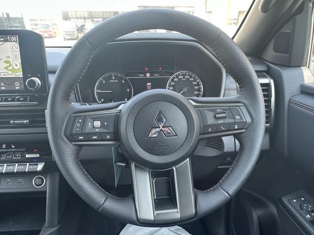 トライトン GSR e-Assist スマートフォン連携ナビゲーション LEDヘッドライト ルーフレール 液晶メーター 本革巻ステアリング シート&ステアリングヒーター パワーシート サーキュレーター 登録済未使用車(9枚目)