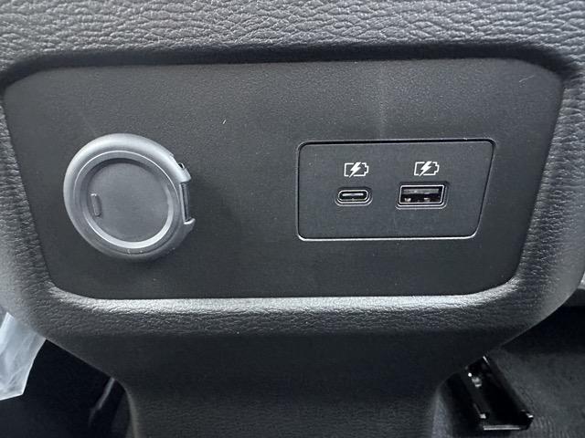 トライトン GSR e-Assist スマートフォン連携ナビゲーション LEDヘッドライト ルーフレール 液晶メーター 本革巻ステアリング シート&ステアリングヒーター パワーシート サーキュレーター 登録済未使用車(10枚目)