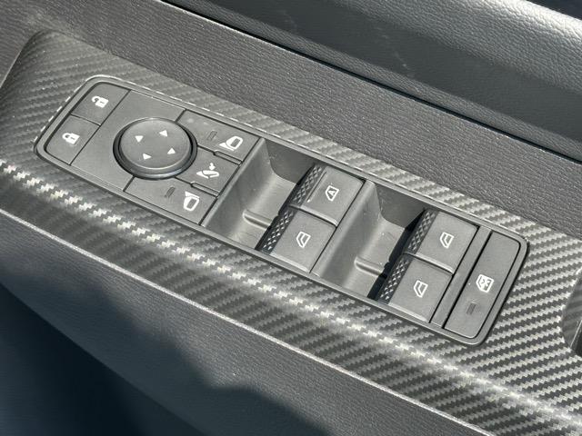 トライトン GSR e-Assist スマートフォン連携ナビゲーション LEDヘッドライト ルーフレール 液晶メーター 本革巻ステアリング シート&ステアリングヒーター パワーシート サーキュレーター 登録済未使用車(18枚目)