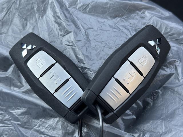 トライトン GSR e-Assist スマートフォン連携ナビゲーション LEDヘッドライト ルーフレール 液晶メーター 本革巻ステアリング シート&ステアリングヒーター パワーシート サーキュレーター 登録済未使用車(33枚目)