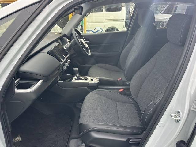 フィット ｅ：ＨＥＶホーム　純正ナビ・バックモニター・ドライブレコーダー・ＥＴＣ付　ホンダセンシング　ＬＥＤヘッドランプ　電子制御パーキングブレーキ　オートブレーキホールド機能　本革巻ステアリング　スマートキー　アルミホイール（6枚目）