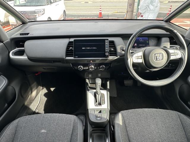 フィット ｅ：ＨＥＶホーム　純正ナビ・バックモニター・ドライブレコーダー・ＥＴＣ付　ホンダセンシング　ＬＥＤヘッドランプ　電子制御パーキングブレーキ　オートブレーキホールド機能　本革巻ステアリング　スマートキー　アルミホイール（8枚目）