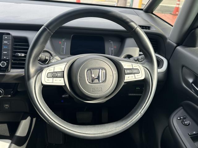 フィット ｅ：ＨＥＶホーム　純正ナビ・バックモニター・ドライブレコーダー・ＥＴＣ付　ホンダセンシング　ＬＥＤヘッドランプ　電子制御パーキングブレーキ　オートブレーキホールド機能　本革巻ステアリング　スマートキー　アルミホイール（9枚目）